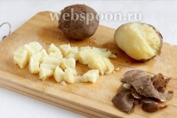 Картофель отварить в мундире, очистить и так же нарезать, как яблоко.