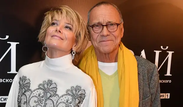 Неожиданно! Заговорившую о разводе Высоцкую засняли в свадебном платье