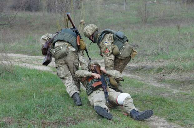 Донбасс: карателей разорвало под Мариуполем, наглому боевику проломили голову горожане (+ВИДЕО)