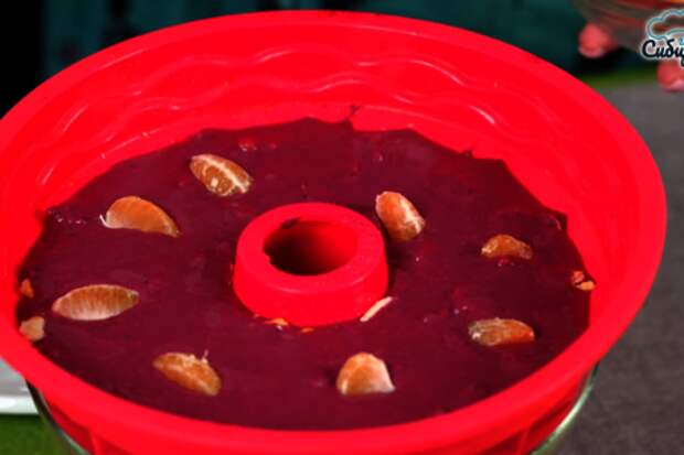 Творожный торт без выпечки с сочной ягодой и мандаринами: фото шаг 5