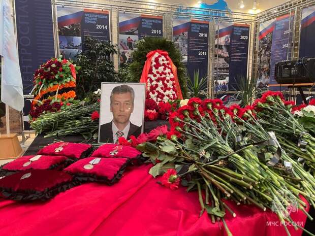 В МЧС России простились с заслуженным спасателем России Андреем Легошиным