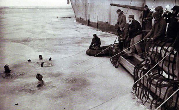 1 января 1947 года капитан 3 ранга Томпмон и старший мичман Диксон, используя маски «Джек Браун» и кислородные аппараты совершили первое в истории США погружение в антарктических водах