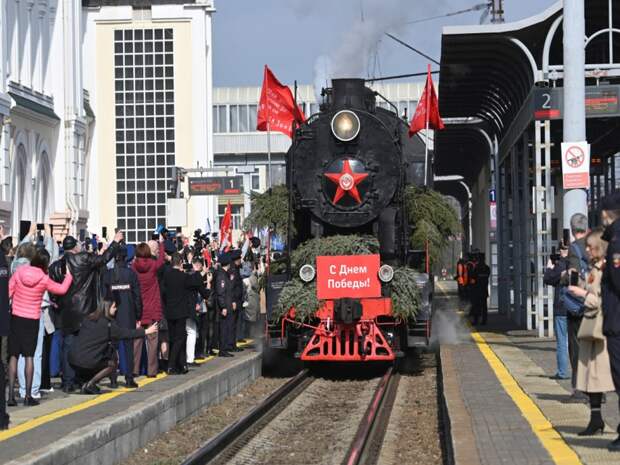 С железнодорожного вокзала Хабаровска торжественно отправился в путь Поезд Победы