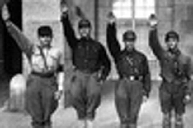Адольф Гитлер проезжает перед штурмовыми отрядами СА, 1930 год