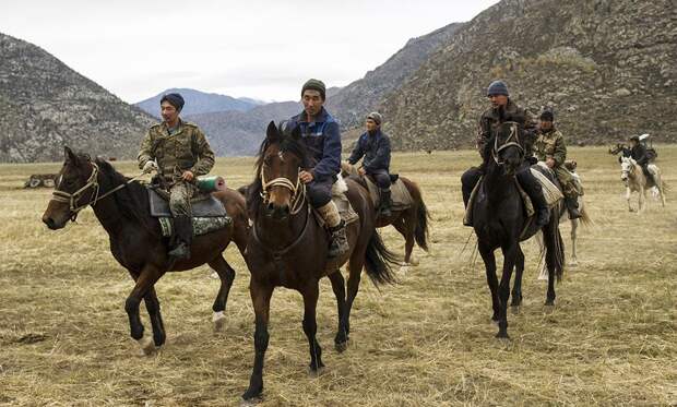 Участники традиционной тюркской конной игры бузкаши
