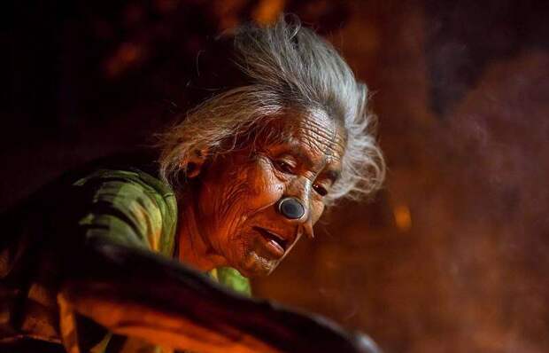 Фотография: Удивительные обычаи индийского племени, где женщины должны носить пробки в ноздрях №7 - BigPicture.ru