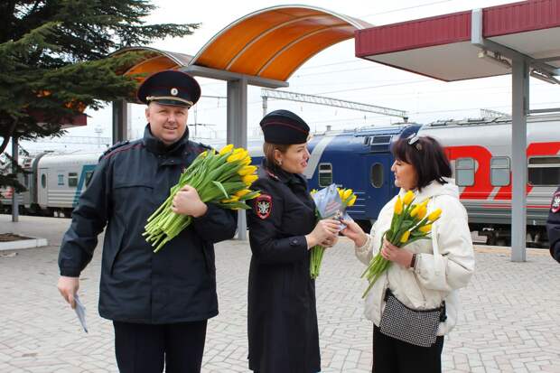 В Симферополе сотрудники транспортной полиции в преддверии 8 марта поздравили пассажиров железнодорожного вокзала