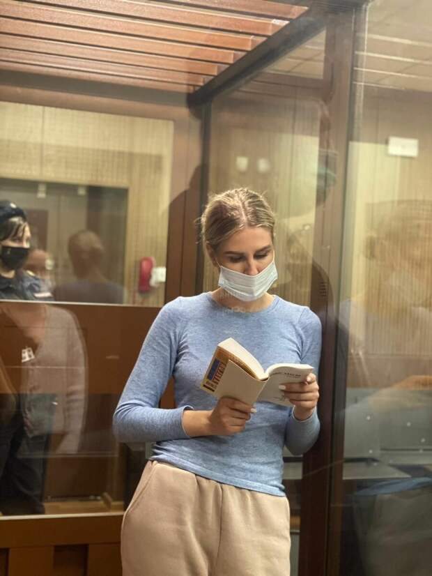 К Алексею пришли посетители