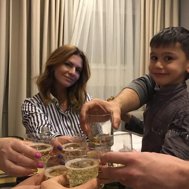Приучил парня с юных лет к хорошему вискарику  показалось, прикол, юмор