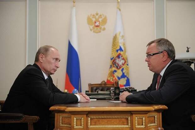 Президент России Владимир Путин и президент — председатель правления Андрей Костин.jpeg