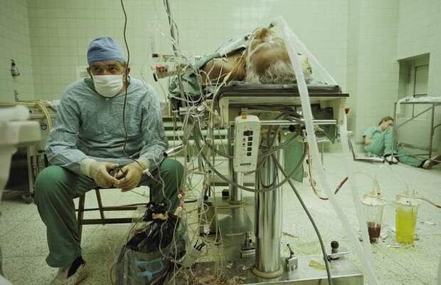 Кардиохирург Збигнев Релига после 23-часовой операции по пересадке сердца