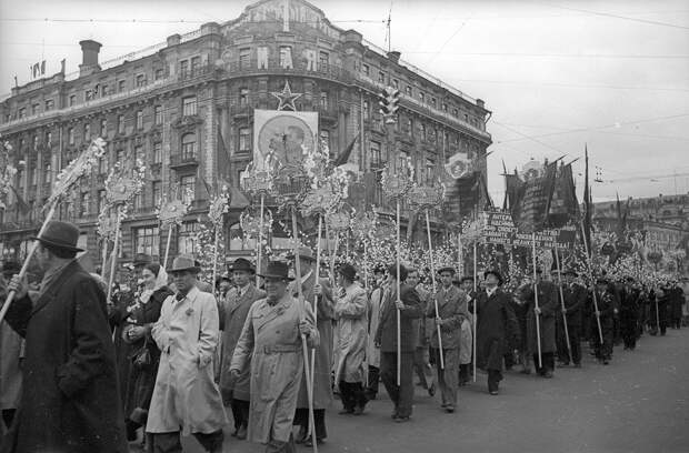 РЕДКИЕ атмосферные кадры старой Москвы 1930-50-х (ФОТО)