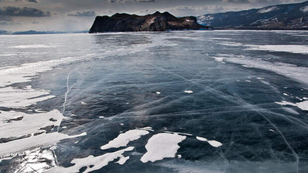 Грузовик провалился под лед на Байкале