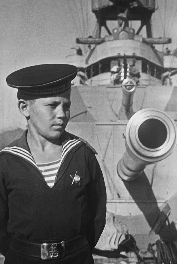 Юнга крейсера «Красный Кавказ», награжденный орденом Красной Звезды. Севастополь. 1944 г.