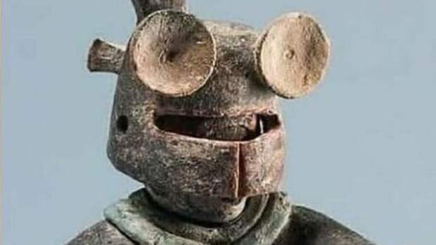 Необычные облачения и атрибуты на индейских статуэтках, обнаруженные в музеях Центральной Америки