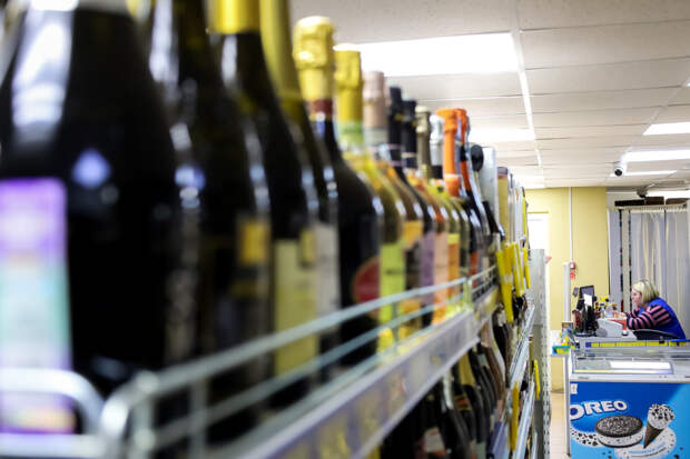 В Новосибирске назвали 15 территорий с ограничением продажи алкоголя в День Победы