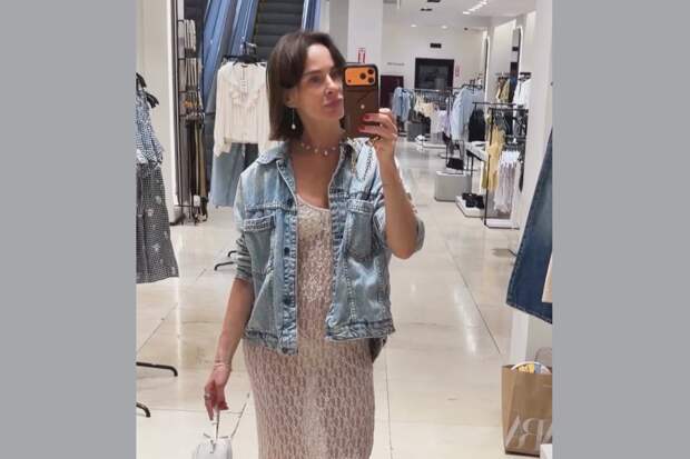 45-летняя экс-солистка группы «Демо» в прозрачном платье пришла в магазин