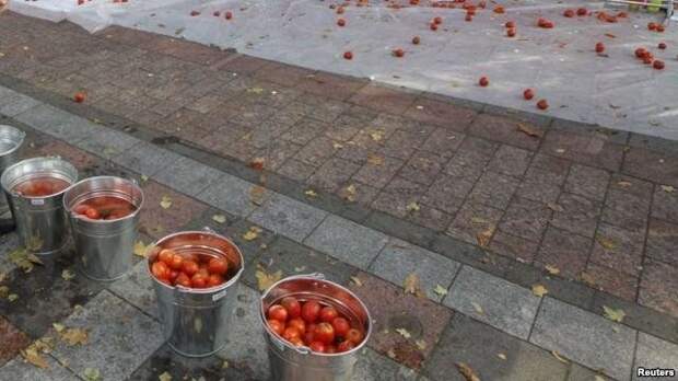 В Узбекистане, на рынке Коканда возмущенные торговцы закидали милиционеров, пытавшихся согнать их с незаконных мест торговли овощами