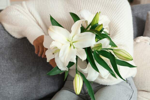 Вколовшая ботокс россиянка едва не лишилась жизни из-за букета на 8 Марта