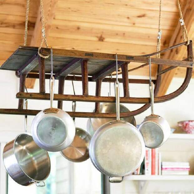 Хороший вариант сохранить кухонное пространство путем подвешивания сковородок.