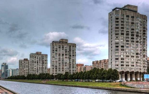 В общей архитектуре города дома «многоножки» смотрятся даже эффектно (Новосмоленская набережная, Санкт-Петербург). | Фото: wikimapia.org