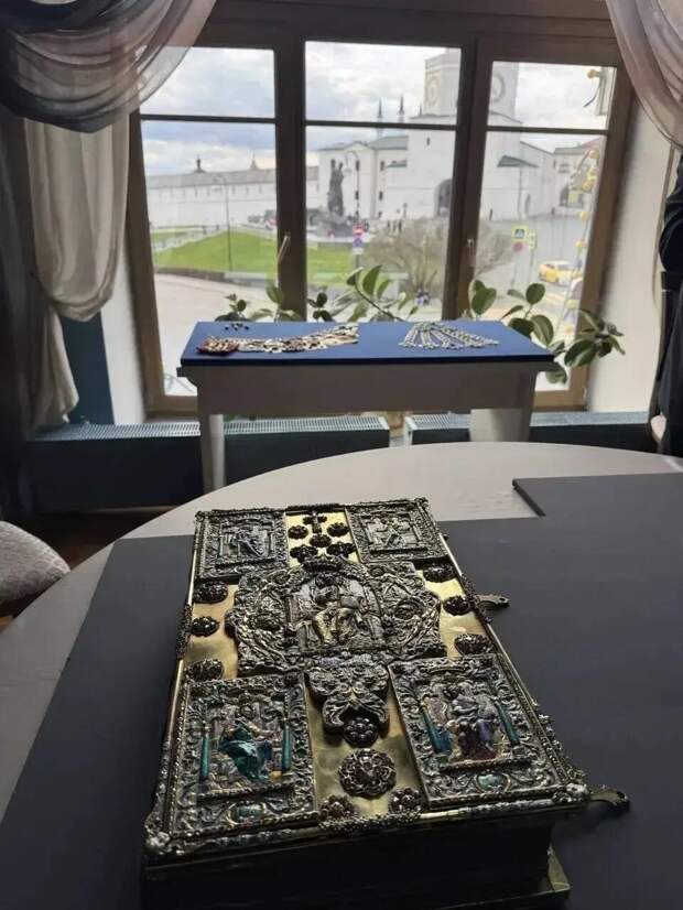 Мединский оценил уникальные экспонаты Национального музея Татарстана