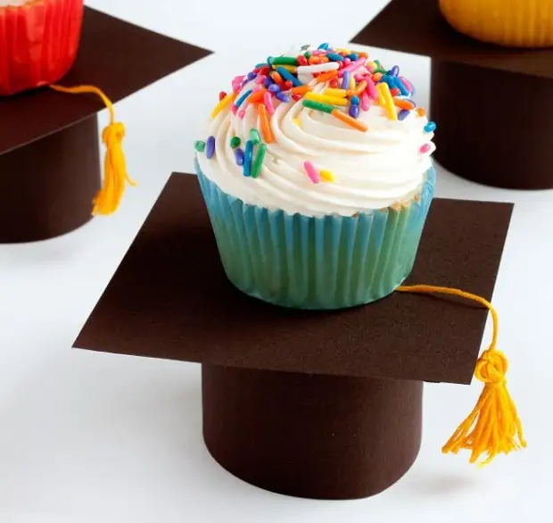 Graduation cap throwing, изображений — 10 стоковые фотографии и картинки | Shutterstock