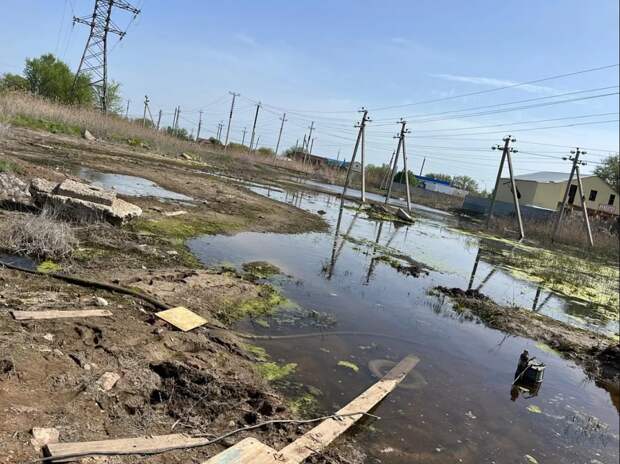 Астраханцы с пл. Заводской, где разлилось «озеро надежды», теперь остались без воды