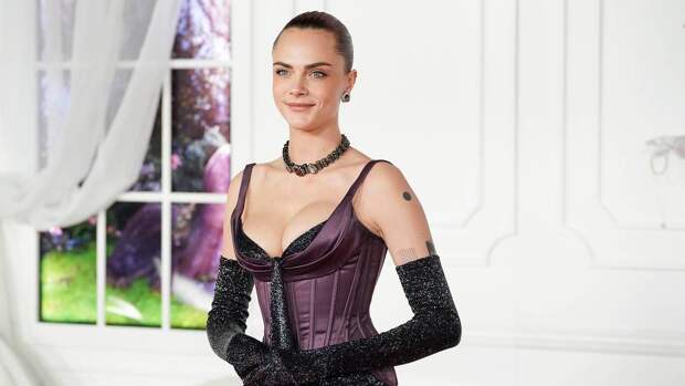 Кара Делевинь удивила публику выходом на красную дорожку в откровенном наряде