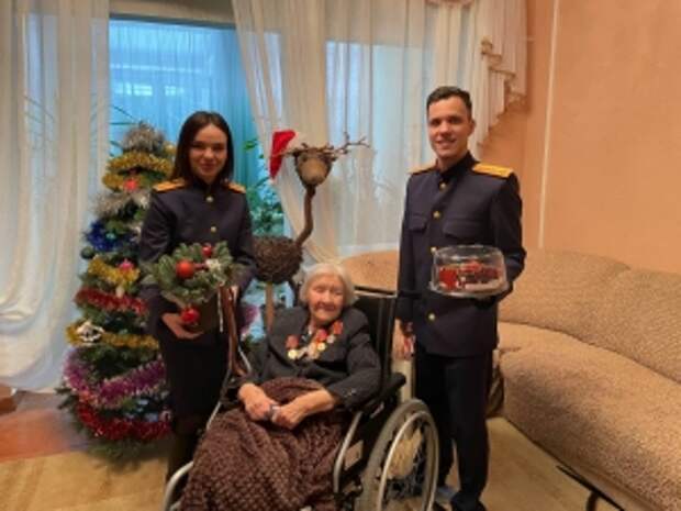 Сотрудники следственного управления СК России по Ивановской области поздравили ветерана с наступающим Новым годом