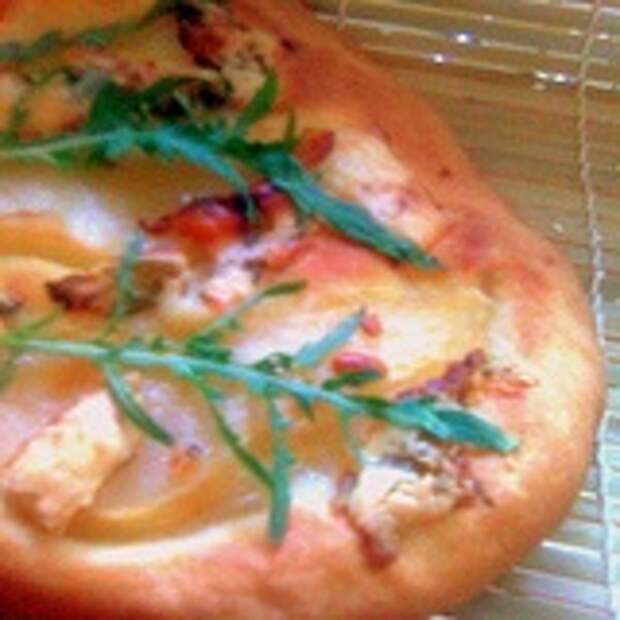 Лепешка с грушей, сыром Dorblu и рукколой.