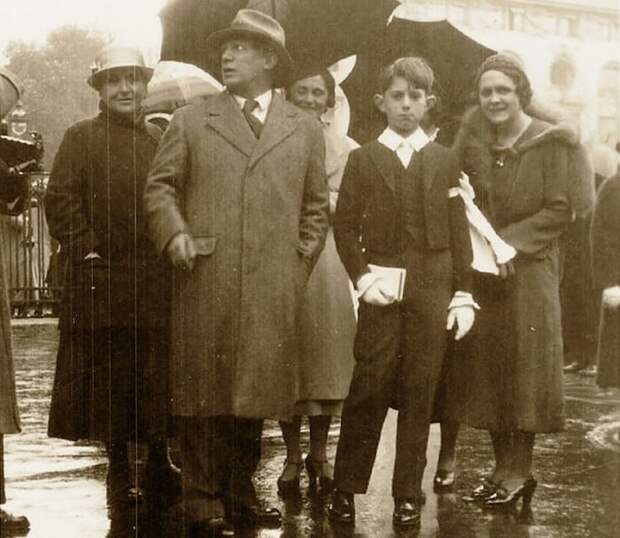 Гертруда Стайн, Пабло Пикассо, Ольга Хохлова и Пауло. Париж, 1934 | Фото: picassolive.ru Гертруда Стайн, Пабло Пикассо, Ольга Хохлова и Пауло. Париж, 1934 | Фото: picassolive.ru