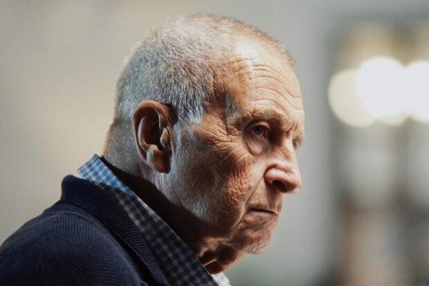 85-летний классик, которого называют «величайшим»: почему Андрей Смирнов, автор «Белорусского вокзала», 30 лет не снимал кино, а его дочь и зять покинули Россию