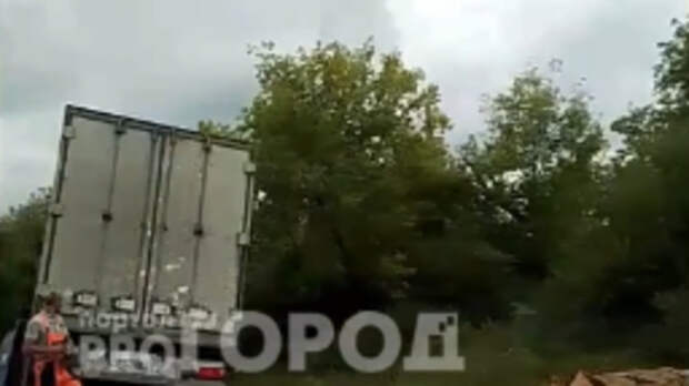 Фура с матрасами "мягко" завалилась в кювет в Чувашии. Видео