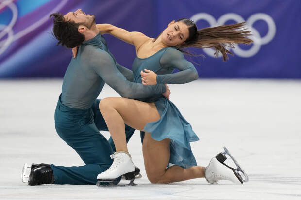 Французский дуэт выиграл золото Олимпиады в танцах на льду