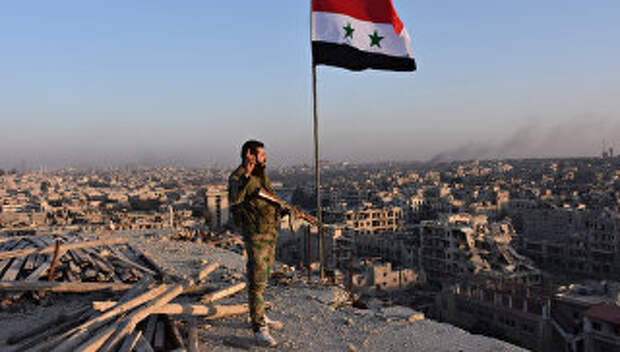 Военный сирийской армии на крыше здания в Алеппо