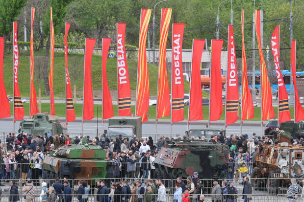 Дипломаты из 51 страны посетили выставку трофейной техники на Поклонной горе в Москве