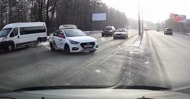 Главное включить поворотник: таксист начудил в Новосибирске Главное включить поворотник: таксист начудил в Новосибирске