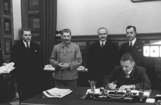 Подписание наркомом иностранных дел В. Молотовым Договора о дружбе и взаимопомощи между СССР и Латвийской республикой2 (700x456, 144Kb)