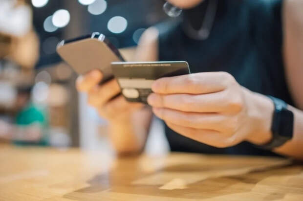 Эксперт Лазаров объяснил, что делать при зачислении лишних денег на карту