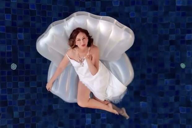 Актриса Ирина Безрукова показала себя в откровенном платье с высоким разрезом