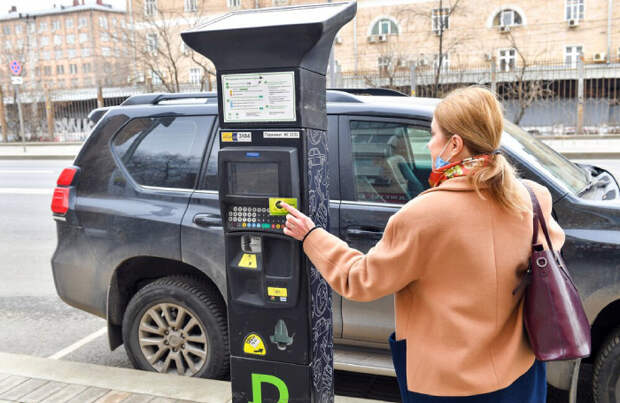 Самая дорогая парковка в Москве теперь будет стоить 600 рублей в час