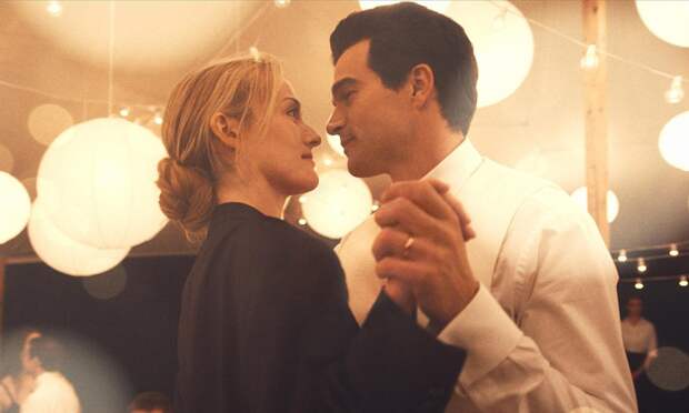 Получил первую роль в 37 и взял фамилию жены: 4 факта о звезде сериала «Американская история любви» Поле Энтони Келли