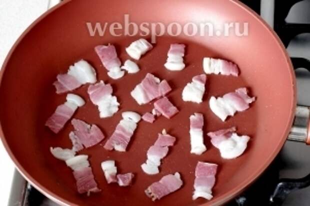 Пластинки бекона нарезать мелкими кусочками и обжарить на сухой сковороде до хруста.