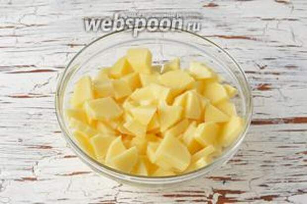 Картофель (3 штуки) очистить, нарезать небольшими кусочками и отправить вариться в кастрюлю с водой (2 литра).