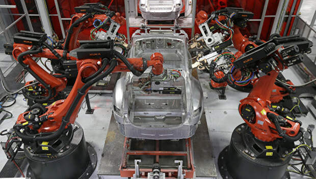 Сборка автомобилей Tesla роботами на заводе в Фремонте, Калифорния. Архивное фото