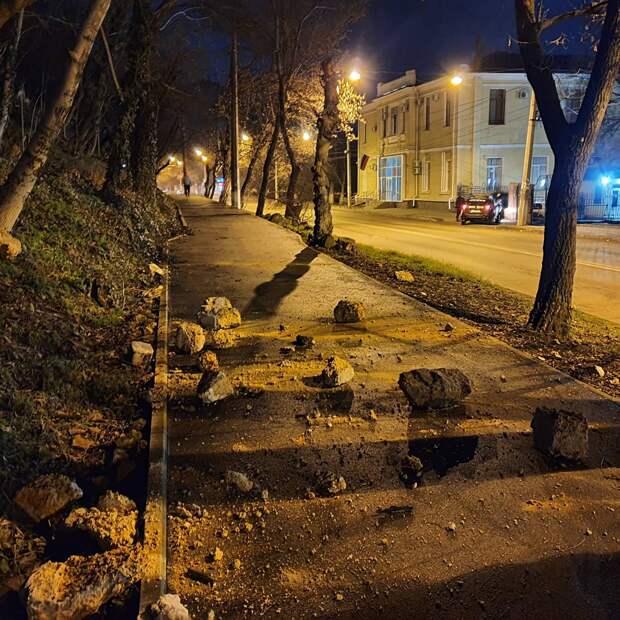В Симферополе подпорная стена осыпалась на тротуар и дорогу