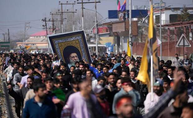 На фото: акция шиитов против военной операции США и Израиля в Иране