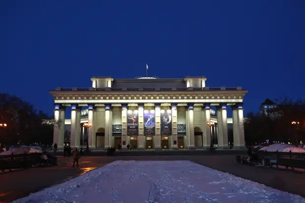 В Новосибирске прошла акция «Час Земли» — 7 фотографий зданий в центре, погрузившихся во тьму