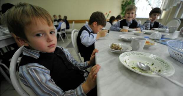 Фото Омские власти выделили школьникам по 5 рублей на горячие обеды
